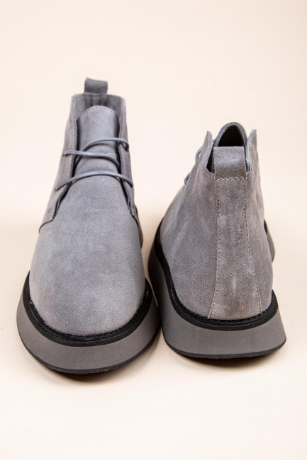 Серые ботинки на литой подошве и шнурке