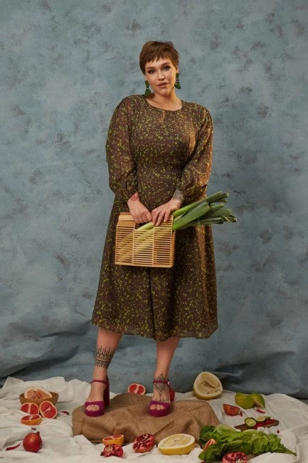 Чайное двуслойное платье с салатовым принтом